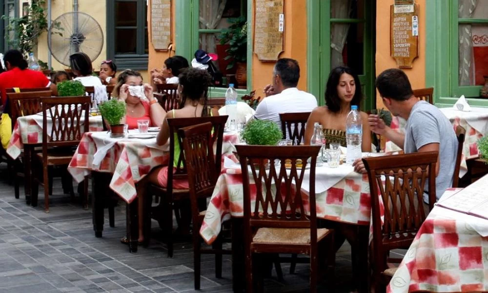 Μειώνεται στο 13% ο ΦΠΑ στην εστίαση - Στη Βουλή η τροπολογία